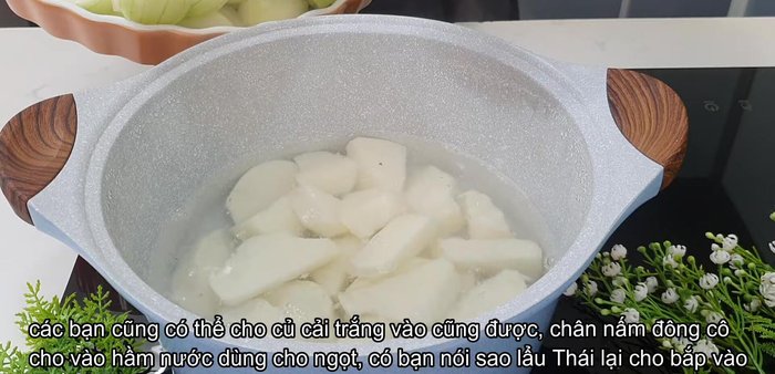 Cho củ sắn, hành tây, củ su, củ cải trắng (nếu có) và nấm đông cô vào nồi nước đang sôi. Hầm nước dùng khoảng 1 tiếng 30 phút. (114.84)