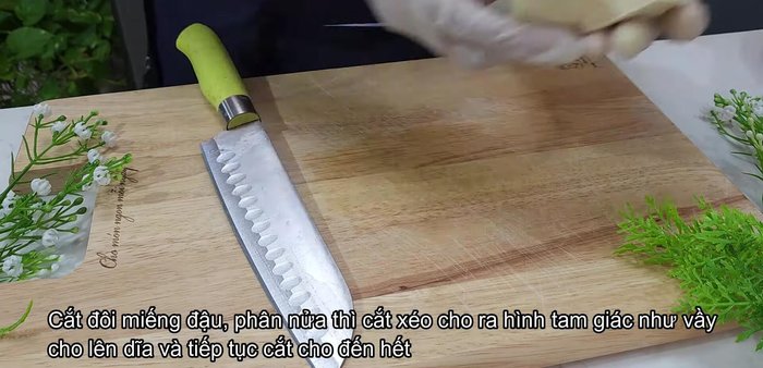 Cắt đậu hũ thành miếng tam giác, chiên vàng giòn. (151.379)