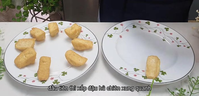 Xếp các nguyên liệu ăn kèm lên đĩa. (235.159)