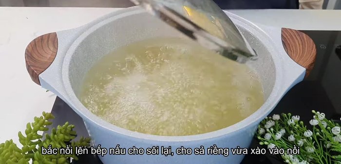 Cho nước dùng đã hầm vào nồi, nêm nếm gia vị (hạt nêm chay, nước mắm chay, đường). (389.84)