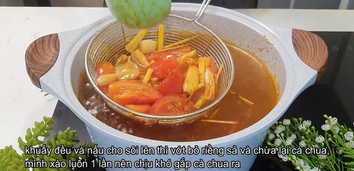 Vớt bỏ sả, riềng, chỉ giữ lại cà chua. (418.699)