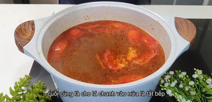 Cho lá chanh vào, tắt bếp. (444.68)