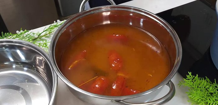 Cho nước lẩu ra nồi, thêm lá quế. (447.539)