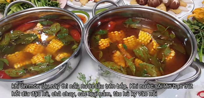 Khi ăn, cho đậu hũ, chả chay, nấm, tàu hũ ky vào nồi nước lẩu đang sôi. (475.68)