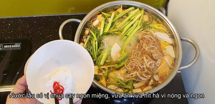 Cho bún vào chén, chan nước lẩu và thưởng thức. (488.819)