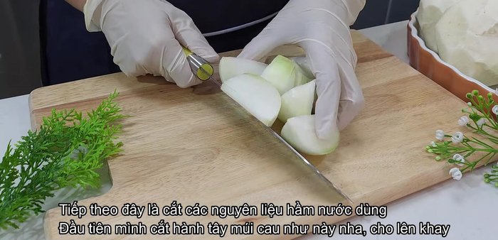 Cắt hành tây, củ sắn, củ su, củ cải trắng (nếu dùng), nấm đông cô thành từng miếng vừa ăn. (53.399)