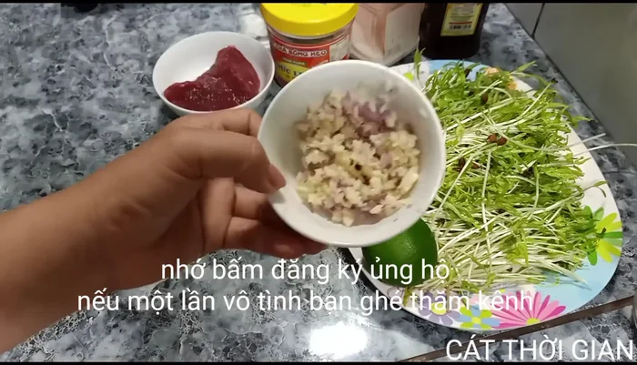 Băm nhỏ tỏi và hành.