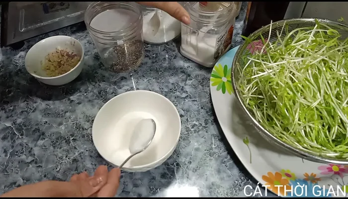 Làm nước sốt: Cho đường, bột ngọt, nước mắm, chanh vào chén, quấy đều.