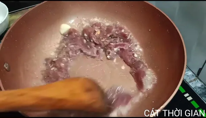 Xào thịt bò trên lửa lớn cho săn lại (khoảng 30 giây).