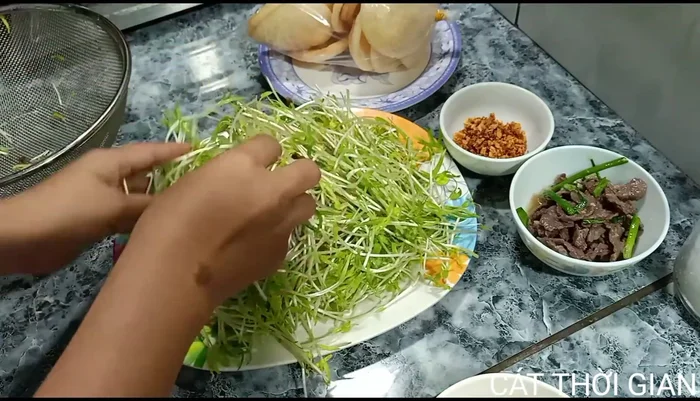 Trộn rau muống mầm với thịt bò và nước sốt.