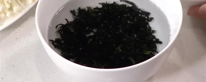Ngâm rong biển khô trong nước khoảng 10 phút, sau đó vớt ra.