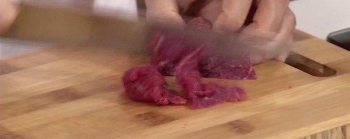 Cắt thịt bò thành lát mỏng, ướp với 1/3 muỗng cà phê bột ngọt Ajinomoto, 1 muỗng cà phê nước tương, 1 muỗng cà phê dầu ăn.