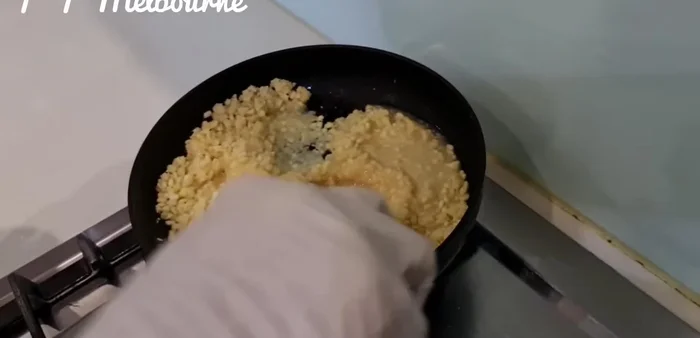 Cho đậu xanh vào chảo, thêm 130-150g nước, 70g đường, nấu cho đến khi đường tan và đậu xanh mềm.