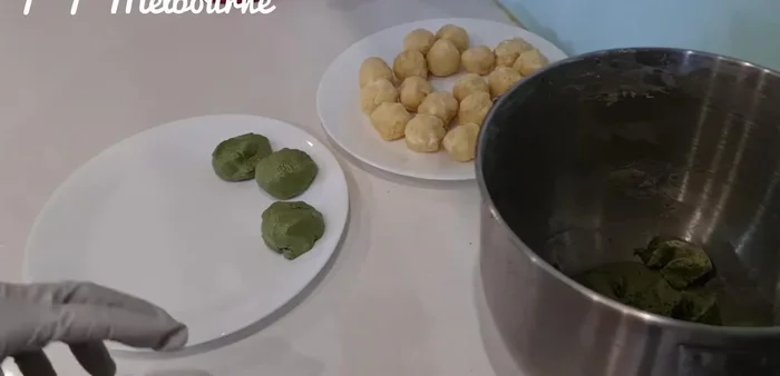 Chia bột thành 21 phần, mỗi phần khoảng 110g. Dùng ít dầu ăn chống dính, ấn dẹp viên bột, cho nhân vào giữa, gói kín lại.