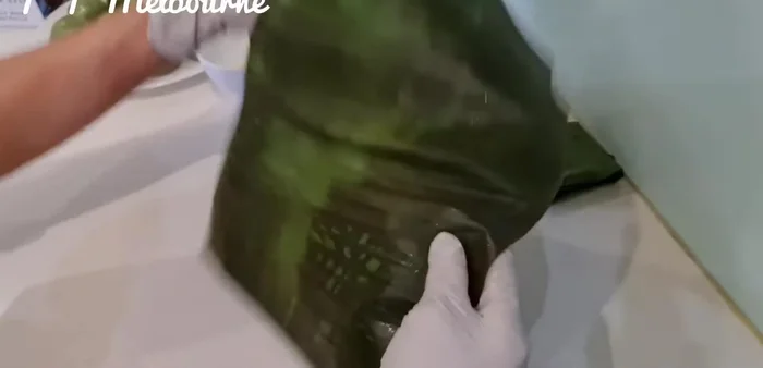 Gói bánh vào lá chuối, rắc mè lên trên.