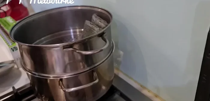 Hấp bánh trong 15 phút, lật mặt hấp tiếp 15 phút nữa.