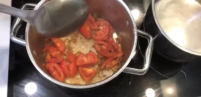 Thêm cà chua vào, đảo nhẹ để cà chua ra nước.