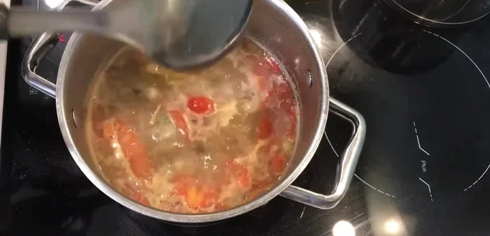 Tắt bếp, múc canh ra tô.