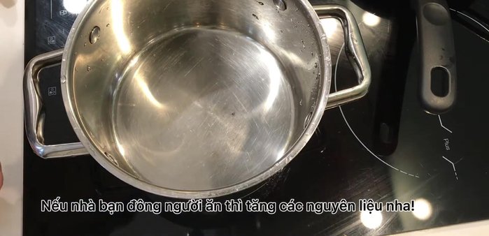 Chuẩn bị gia vị: muối, dầu ăn, me/nước me chua, gừng (nếu dùng), ớt (nếu dùng), đường (nếu dùng).