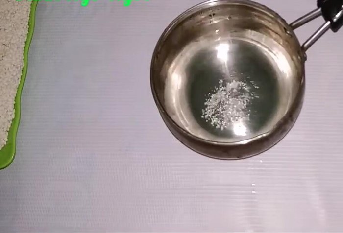 Luộc lạc: Cho lạc vào nồi, thêm một chút muối, luộc chín tới. Lạc chín sẽ có màu vàng nâu và có mùi thơm.