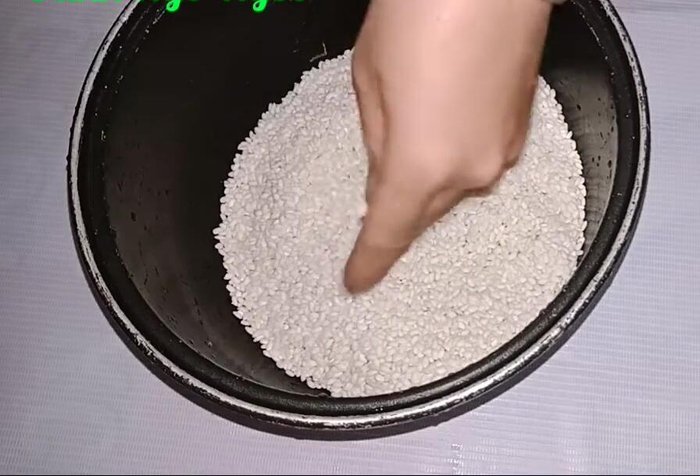 Vo gạo nếp sạch sẽ. (Nếu thích xôi dẻo, có thể ngâm gạo từ tối hôm trước hoặc khoảng 10 tiếng).