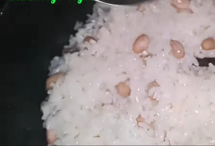 Nếu xôi hơi khô, có thể thêm một chút nước sôi, đảo đều và ấn nút nấu lại.