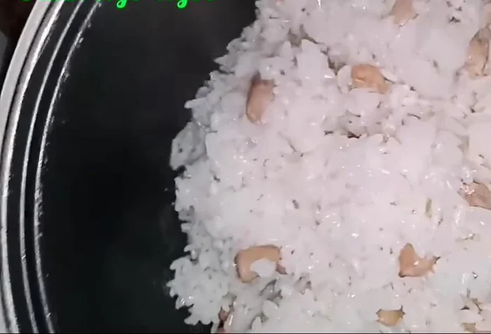 Tùy thích, có thể cho thêm một chút mỡ lợn hoặc dầu ăn để xôi bóng hơn.