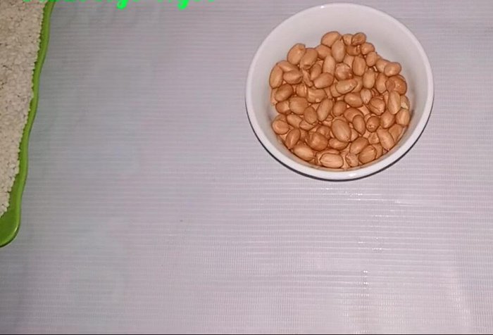 Sơ chế lạc: Chọn lọc những hạt lạc đều, bỏ những hạt sâu, hỏng. Rửa sạch lạc.