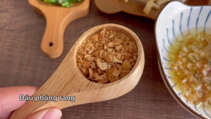 Chuẩn bị dầu hành phi, đậu phộng rang giã nhuyễn.