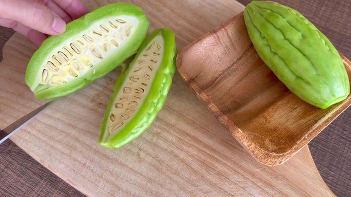 Sơ chế khổ qua: Rửa sạch, bổ đôi, bỏ ruột, cắt lát mỏng hoặc bào mỏng.