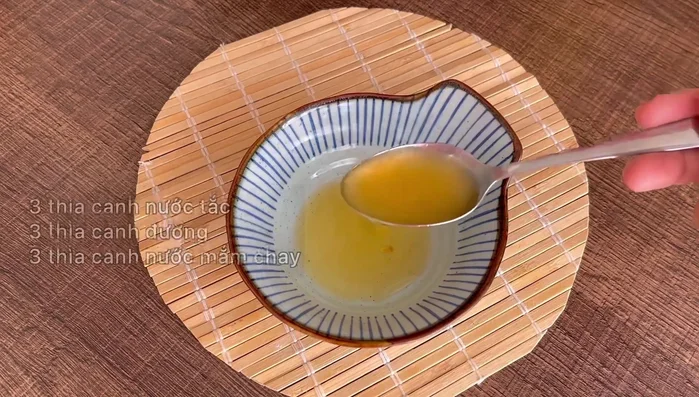 Pha nước sốt: Trộn 3 thìa canh nước cốt tắc, 3 thìa canh đường, 3 thìa canh nước mắm chay. Nêm nếm lại cho vừa khẩu vị.