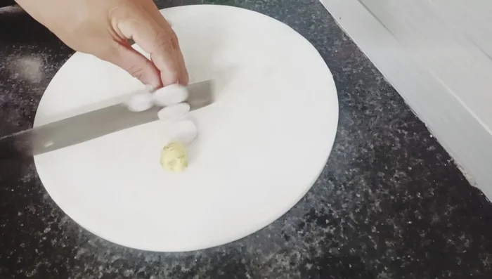 Thái nhỏ gừng, hành tím, ớt, hành lá. Củ sả cắt khúc, 3 ngọn sả đập dập.
