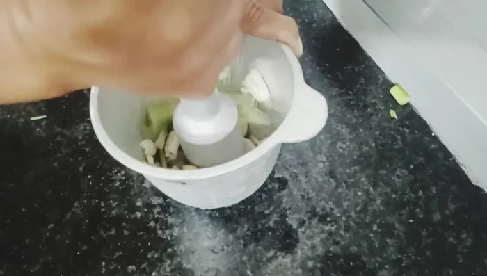 Giã nhuyễn sả, gừng, hành tím. Thêm 1/2 thìa canh hạt nêm, 1/2 thìa canh đường, giã tiếp rồi thêm nước, lọc lấy nước cốt.