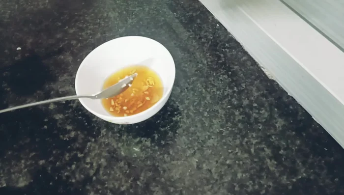 Pha nước chấm: Trộn đều nước mắm, tỏi băm, đường, ớt băm, nước cốt chanh, nước lọc.