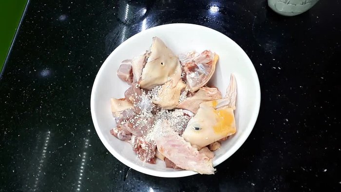 Ướp thịt ngan với một chút gia vị (hạt nêm, muối).