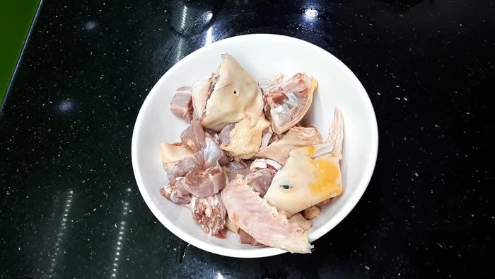 Sơ chế thịt ngan: Chỉ sử dụng phần cổ, cánh, chân.