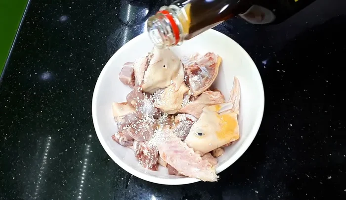 Xào hành tím cho thơm.