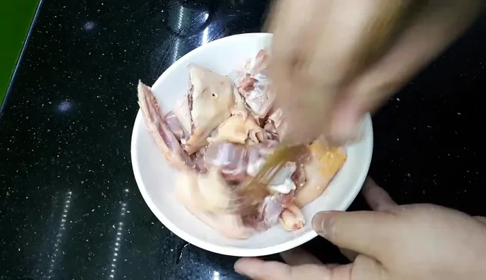 Cho thịt ngan vào xào cùng hành tím đến khi thịt săn lại.