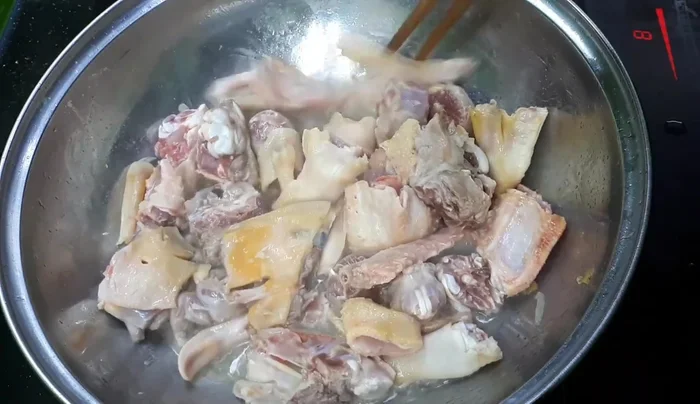 Đổ nước vào nồi, đun lửa nhỏ trong khoảng 30-40 phút, cho đến khi thịt mềm và nước dùng sánh lại.