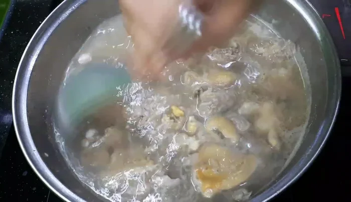 Vớt bỏ bọt trong quá trình nấu.