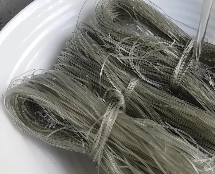 Lấy miến ra, xả nước lạnh và ngâm ít nhất 15 phút.