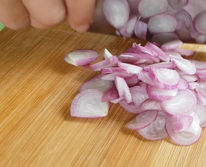 Hành tím, tỏi còn lại băm nhỏ. Hành lá cắt nhỏ, ngò rí cắt nhỏ.