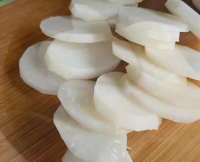 Củ cải trắng cắt lát.