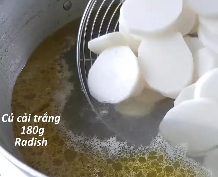 Cho củ cải vào nồi nước luộc gà, nấu nhỏ lửa 15-20 phút.
