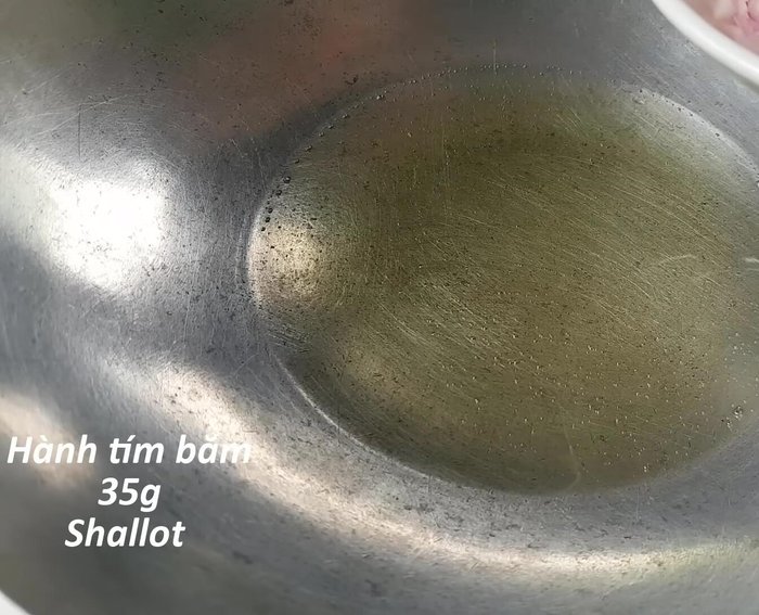 Phi thơm hành tím băm với dầu ăn.