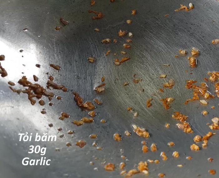 Thêm dầu hành phi, tỏi băm vào phi thơm.