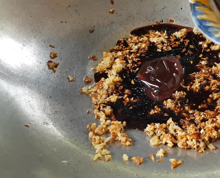 Nêm nước tương, dầu hào, tương ớt, hạt nêm, muối, đường, bột ngọt, nước luộc gà vào chảo, khuấy đều, đun sôi 2 phút.