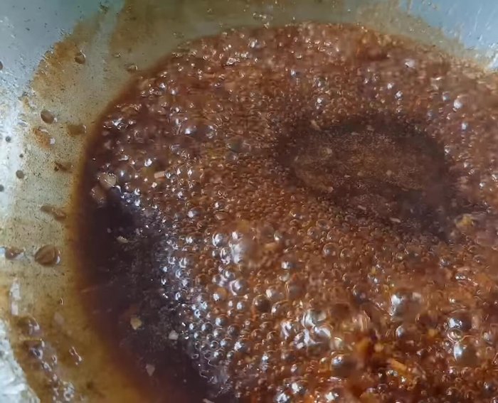 Để hỗn hợp sốt nguội.