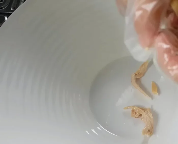 Gà luộc nguội, xé nhỏ.