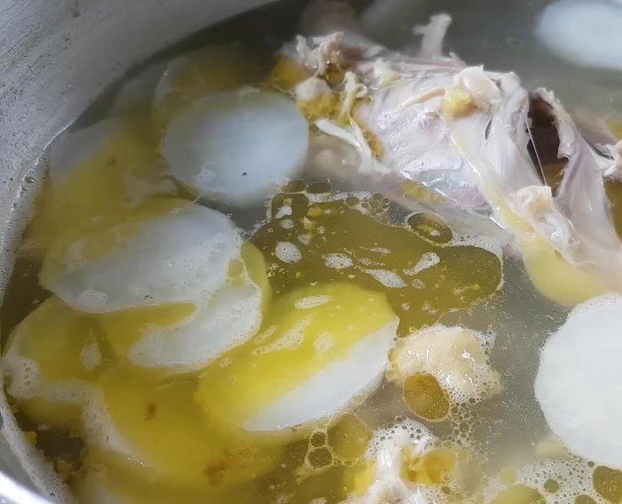 Nêm nước luộc gà: hạt nêm, muối, đường, nước mắm.